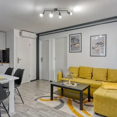 Апартаменты Apartman-bungalow Leni Пула