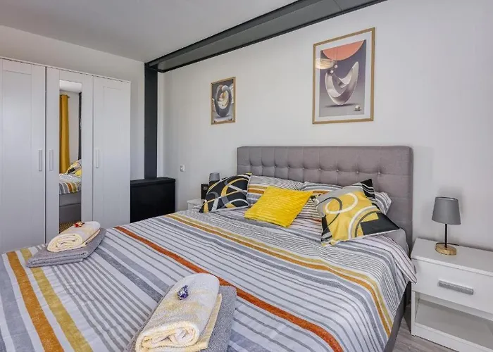 Leni 아파트 풀라